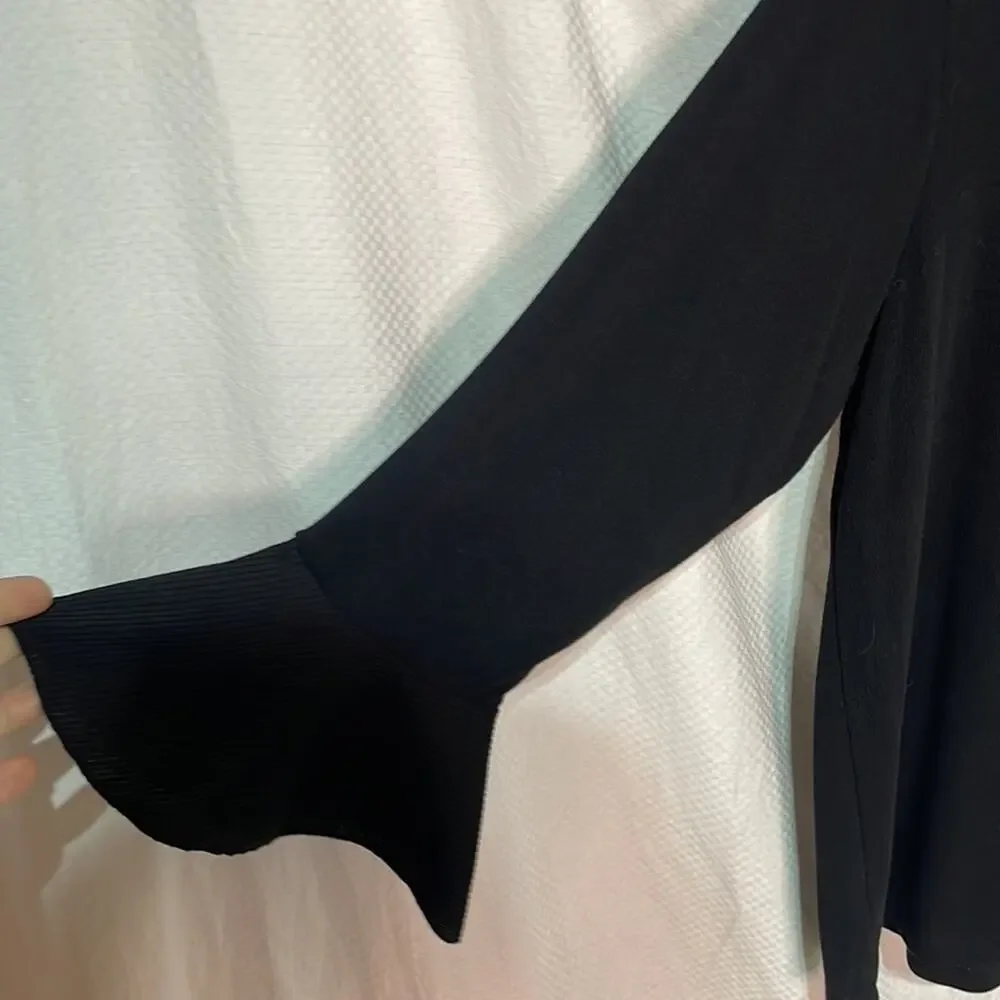 Cable & Gauge 1x black ruffled cross over body ruffled cuff nwt perfect